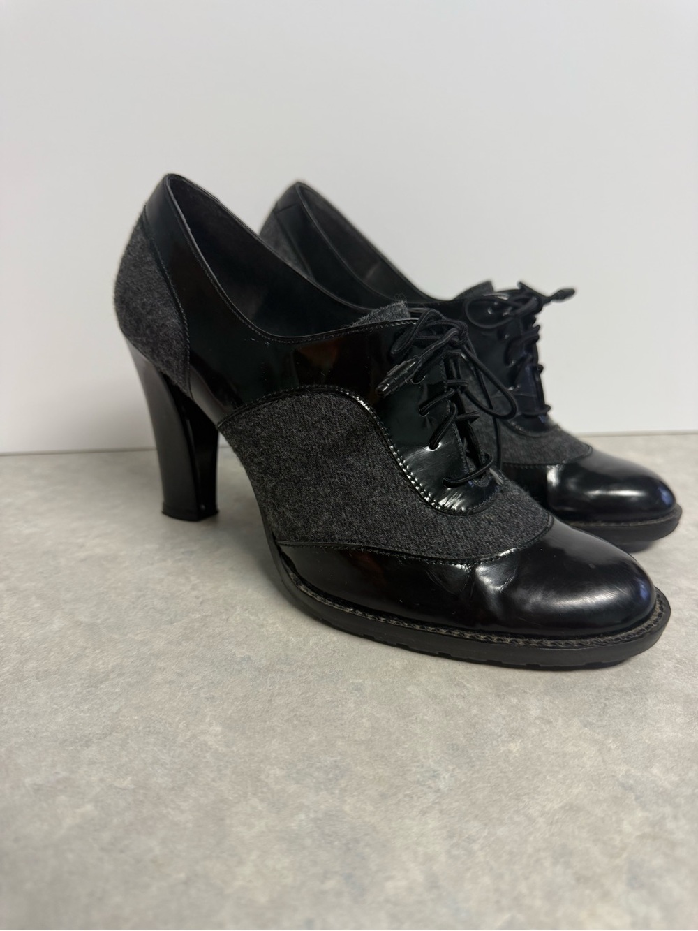 Stuart Weitzman Oxford Pumps Womens 7 M Black Patent Leather Gray Flannel